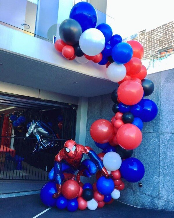 Spiderman themed birthday - Entrance decoration